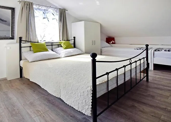 아파트 In Near Paklenica Park *